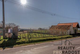 Prodej pozemku 450 m2 s vinným sklepem ve Strachoticích, okr - 2