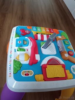 Hrací stoleček Fisher Price pejskům stoleček - 2