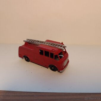 Matchbox RW No9 Marquis Series III Fire Engine - 2