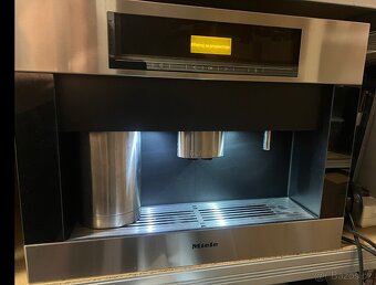 Miele CVA 5060 - nerez – vestavný kávovar, jen 825 káv - 2