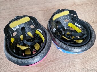 dvě dětské helmy - 2