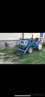 Malotraktor s čelním nakladačem - 2