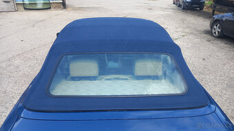 BMW E46 MODRÁ STŘECHA CABRIO - 2