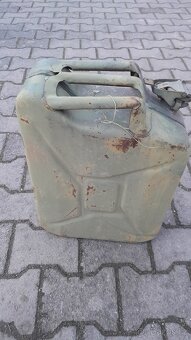 Starý plechový kanystr - 2