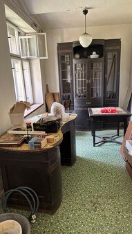 Starožitný nábytek - skříň, psací stůl a stolek - 2