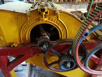 Starý zemědělský stroj – řezanka / mlátička - 2