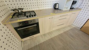 Kuchyňská linka na míru (2 dolní řady skříněk + 1 horní) - 2