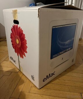 Stolní počítač Apple eMac 2001 - 2