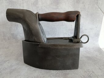 Stará velká orig. atypická žehlička s komínem do sbírky - 2