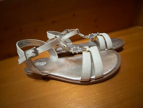 Prodám dívčí sandálky v barvě bílé s kamínky vel.33 - 2