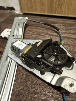 Peugeot 208 stahovačka okna (3dv., levá strana) - 2