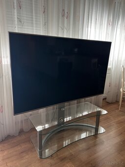 televize LG se sklenenym stolkem a držákem - 2