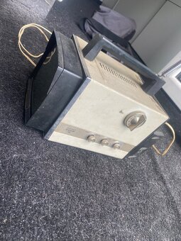 Přenosná stará televize - 2