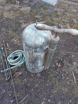 Starý mosazný postřikovač. - 2