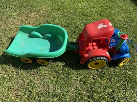 traktor s vlekem asi 50cm dlouhý - 2