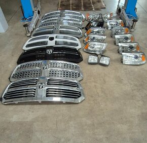 Dodge RAM 1500 maska - 2