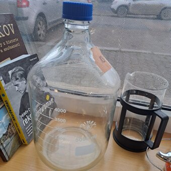 Demižon skleněný s modrým plastovým uzávěrem, 2l - 2