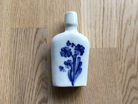 Porcelánová lahvička s modrou květinou - 2