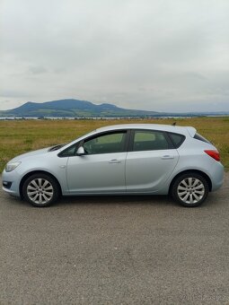 Opel Astra J 1.4i 74kW první majitel najeto pouze 49tis.km - 2