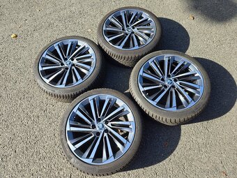 Originální zimní sada kol Škoda Superb VERITATE R19, TPMS - 2