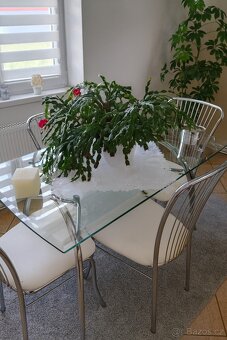 SKLENĚNÝ JÍDELNÍ STŮL A ČTYŘI ŽIDLE - 2