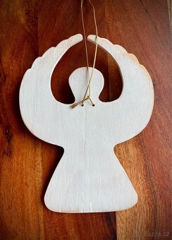 Dřevěný anděl s rolničkou - 2