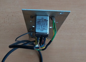 Zadní panel zesilovače - 3x repro konektor + napájecí filtr - 2
