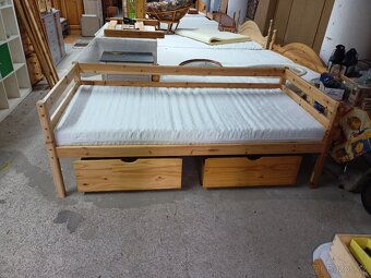 Prodám hezkou postel z masivu 90 x 200 cm se šuplíky - 2
