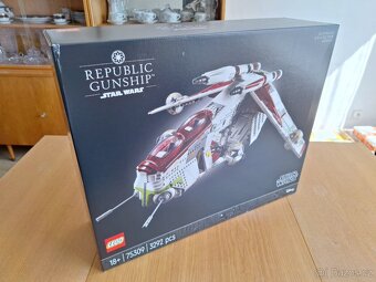 LEGO 75309 - VÁLEČNÁ LOĎ REPUBLIKY - 2