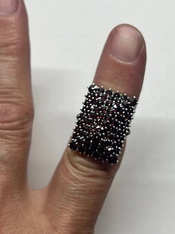 Prsten s českými granáty nepřehlédnutelný - 2