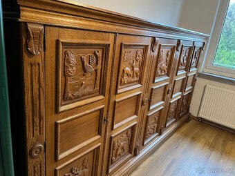 Dřevěná vyřezávaná skříň - 2