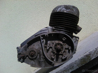 čz 125/150 - motor,rozeta,kolo,náboj,startpáka,válec čz125b - 2