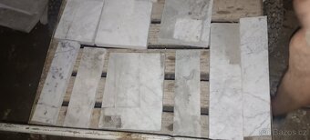 Větší množství bílého mramoru se šedým žilkováním zbytky - 2