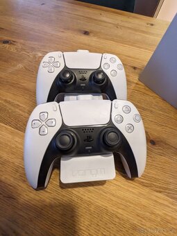 Playstation 5 (PS5) v super stavu + 2 ovladače + nabíječka - 2