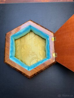 šestiúhelníková starožitná krabička s měkkým vystláním RSR - 2