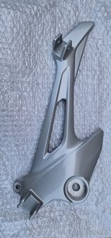 Honda Varadero XL125V držák pravých stupaček - 2