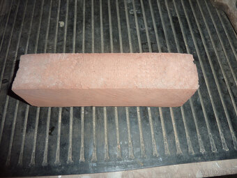 Cihlové ořezy . - 2