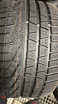 prodám 2 ks zimních pneumatik 295/30 R20 97V - 2
