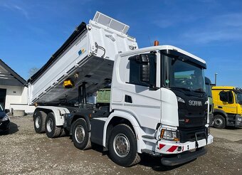 Scania G410 8x4 - třístranný sklápěč - 2