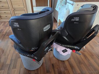 Sedačky Dualfix M i-Size (šedá) a M i-Sense (modrá) - 2