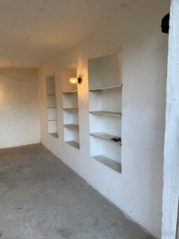 Garáž s regály a elektřinou 220/380V - 2