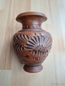 Hnědá zdobená keramická váza - 2