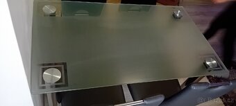 Skleněný jidelni stul - 2