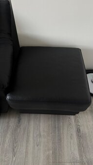 Kožená sedačka + taburet – TOP STAV - 2