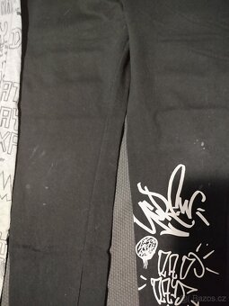 Dvoje tenoučké tepláky vel 9-10 - 2