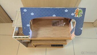 Domeček pro panenky + spousta nábytku a příslušenství - 2