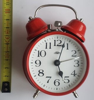 Prim červený natahovací budík - 2