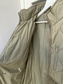 Pánská prošívaná khaki bunda s beránkem od Reserved - 2