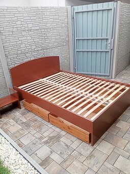 Prodám manželskou postel + Noční stolek ZDARMA - 2