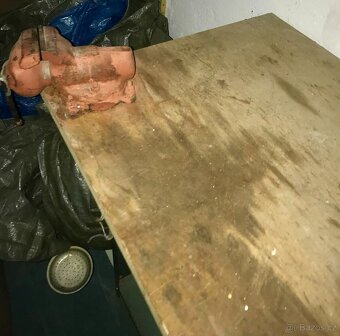 starší pracovní stůl do dílny ponk se svěrákem - 2